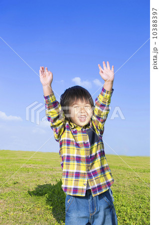 青空と元気にバンザイする子供 10388397