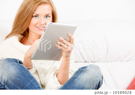 Smiling woman with tablet 10389028