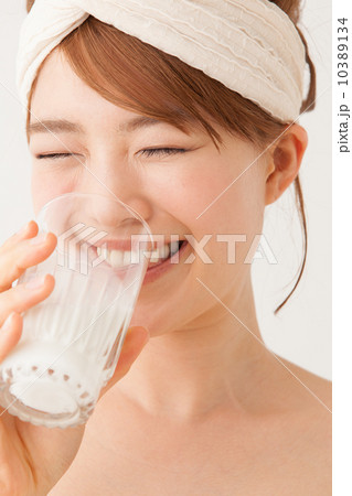 お風呂上がりに牛乳を飲む若い女性 10389134