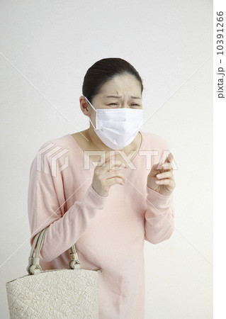 マスクをした女性　ミドルエイジ 10391266