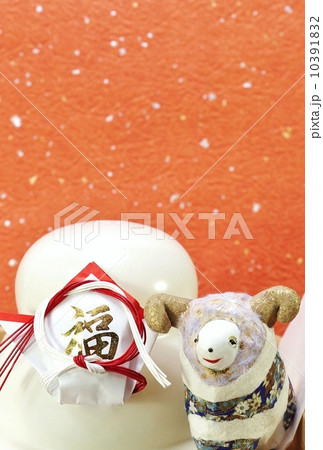 年賀2015・手作り和紙仕上げ「牡羊1頭」とお供え餅・銀箔赤系和紙バック縦位置ハガキ対応比 10391832