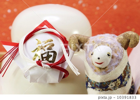 年賀2015・手作り和紙仕上げ「牡羊1頭」とお供え餅・銀箔赤系和紙バック横位置ハガキ対応比 10391833