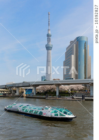 隅田川の遊覧船と東京スカイツリー 隅田川の遊覧船と東京スカイツリー 10392827