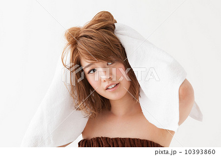 髪をタオルで拭く女性 髪をタオルで拭く女性 10393860