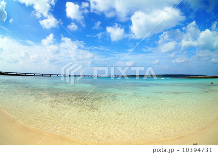 夏の沖縄　宮古島の風景（来間大橋と前浜ビーチ） 10394731