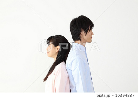 背中合わせの男女 カップル 夫婦 の写真素材
