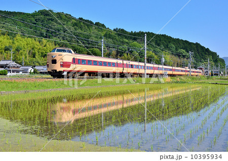 鉄道　　山陰本線　京都口　千代川~八木　田んぼ　水鏡　山　381系　特急　JR西日本　国鉄色 10395934