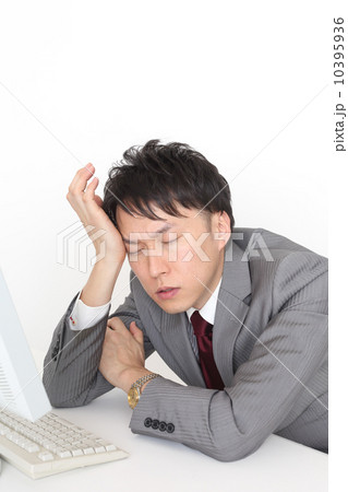 疲れて仮眠をするたビジネスマン 10395936