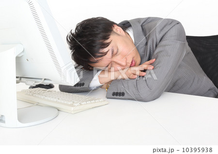 疲れて仮眠をするたビジネスマン 10395938
