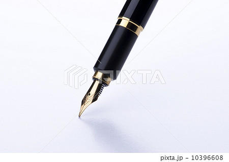 万年筆のペン先のクローズアップ 10396608