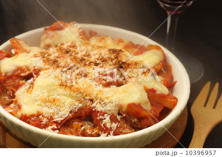 グラタン　トマトソース　イタリア料理　湯気　ワイン 10396957