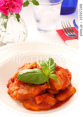 チキンのトマト煮込み　イタリア料理　白背景 10397288