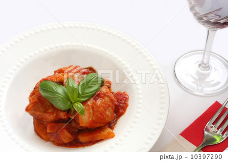 チキンのトマト煮込み　イタリア料理　ワイン　白背景 10397290