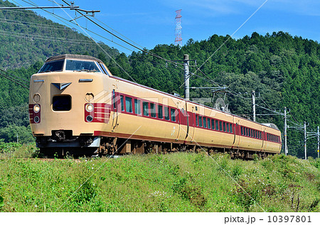 鉄道　　列車　山陰本線　京都口　381系　園部～船岡　夏　築堤　国鉄色　特急　JR西日本　嵯峨野線　 10397801
