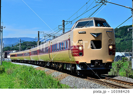 鉄道　　列車　山陰本線　京都口　381系　園部～船岡　夏　国鉄色　特急　JR西日本　嵯峨野線　夏空 10398426