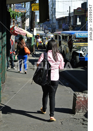歩くマニラの女性（フィリピン） 10399347