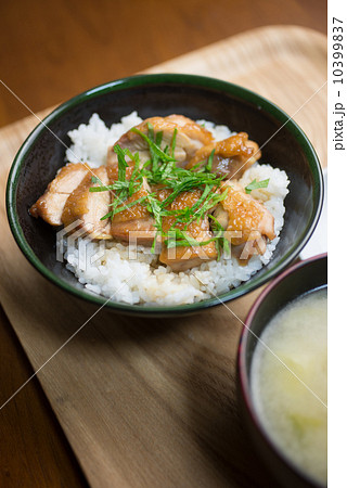 鶏の照り焼き丼 鶏の照り焼き丼 10399837