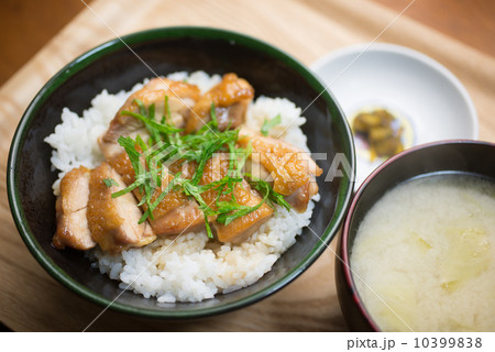 鶏の照り焼き丼 鶏の照り焼き丼 10399838