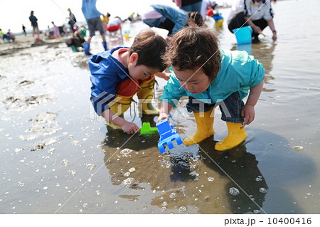 家族で潮干狩り 10400416