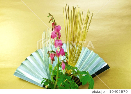 年賀状素材・おめでたいかなタイツリソウの花に水引き・銀扇と金和紙バック横位置 年賀状素材・おめでたいかなタイツリソウの花に水引き・銀扇と金和紙バック横位置 10402670