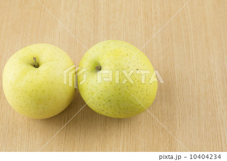 青リンゴの支え合い 10404234