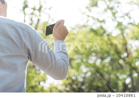 写真を撮る男性 10410861