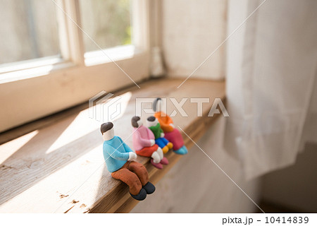 窓辺に座る家族 窓辺に座る家族 10414839