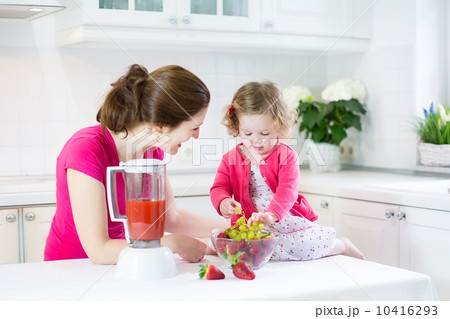 Happy laughing toddler girl and her beautiful young mother makin 10416293