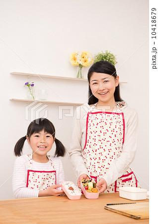 手作りのお弁当を持つ親子 手作りのお弁当を持つ親子 10418679