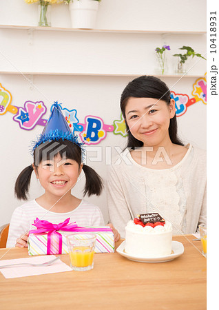 誕生日を祝ってもらう女の子と母親 10418931