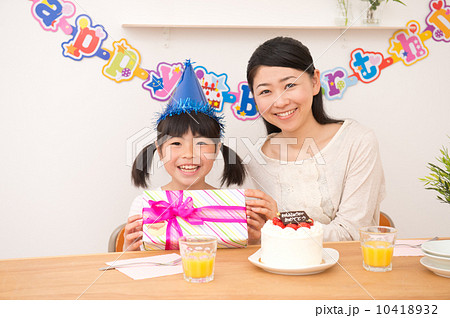 誕生日を祝ってもらう女の子と母親 10418932