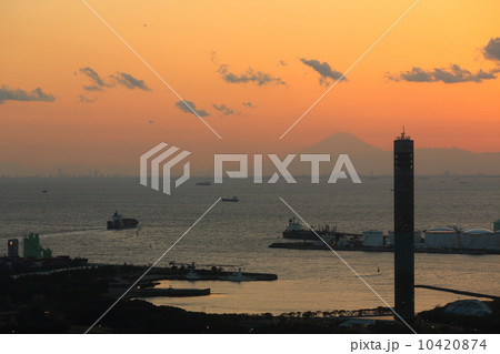 千葉港の夕暮れ 10420874