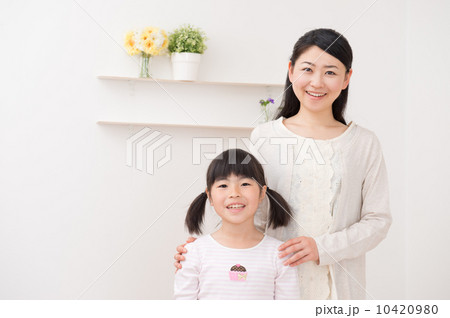 小学生の娘と母親 10420980