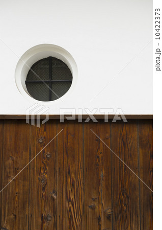 丸窓のある日本家屋の外壁 10422373