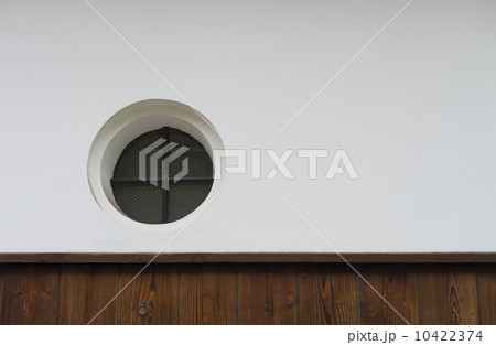 丸窓のある日本家屋の外壁 丸窓のある日本家屋の外壁 10422374