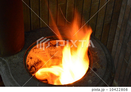 ダルマストーブの上部の炎 10422808
