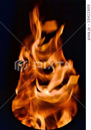ダルマストーブの上部の炎 10422809