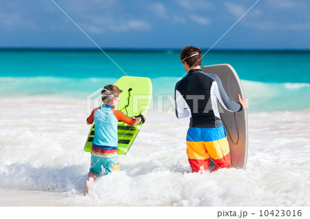 Family beach fun Family beach fun 10423016