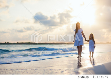 Family at sunset 10423075