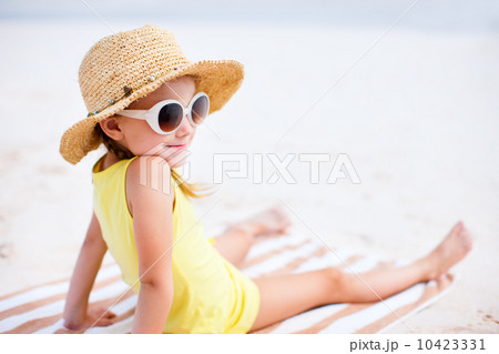 Adorable little girl at beach Adorable little girl at beach 10423331
