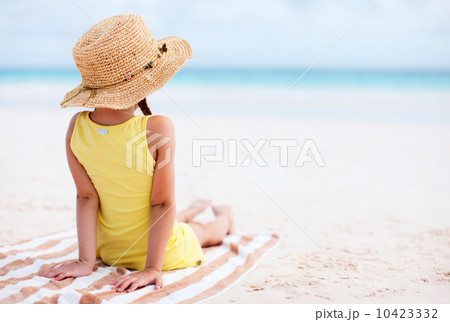 Adorable little girl at beach Adorable little girl at beach 10423332