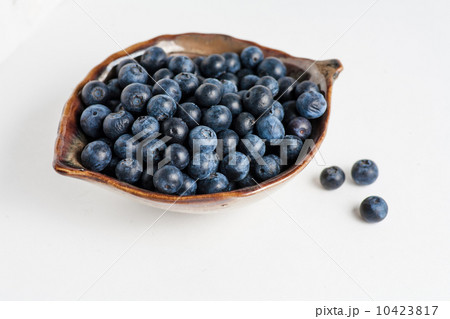 Blueberry in bowl on white 10423817