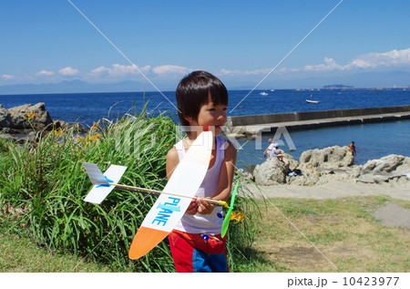 海岸で模型飛行機を飛ばす子供の写真素材 10423977 Pixta