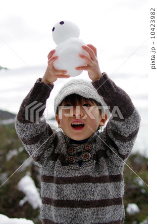子供と雪だるま 10423982