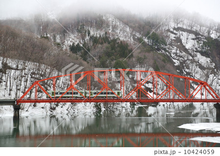 錦秋湖鉄橋を走る北上線 10424059