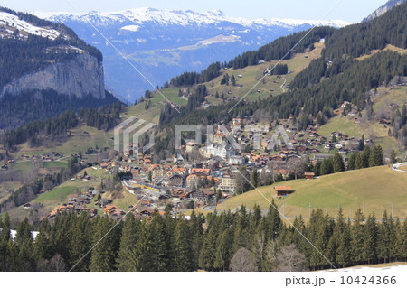 ユングフラウ鉄道の車窓から　グリンデルワルト　スイス 10424366