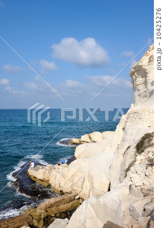 The white chalk cliffs of Rosh ha-Hanikra The white chalk cliffs of Rosh ha-Hanikra 10425276