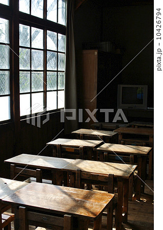 陽射しの入る古い学校の教室 陽射しの入る古い学校の教室 10426794