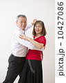 社交ダンスを踊る60代の夫婦 10427086