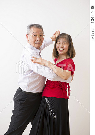 社交ダンスを踊る60代の夫婦の写真素材